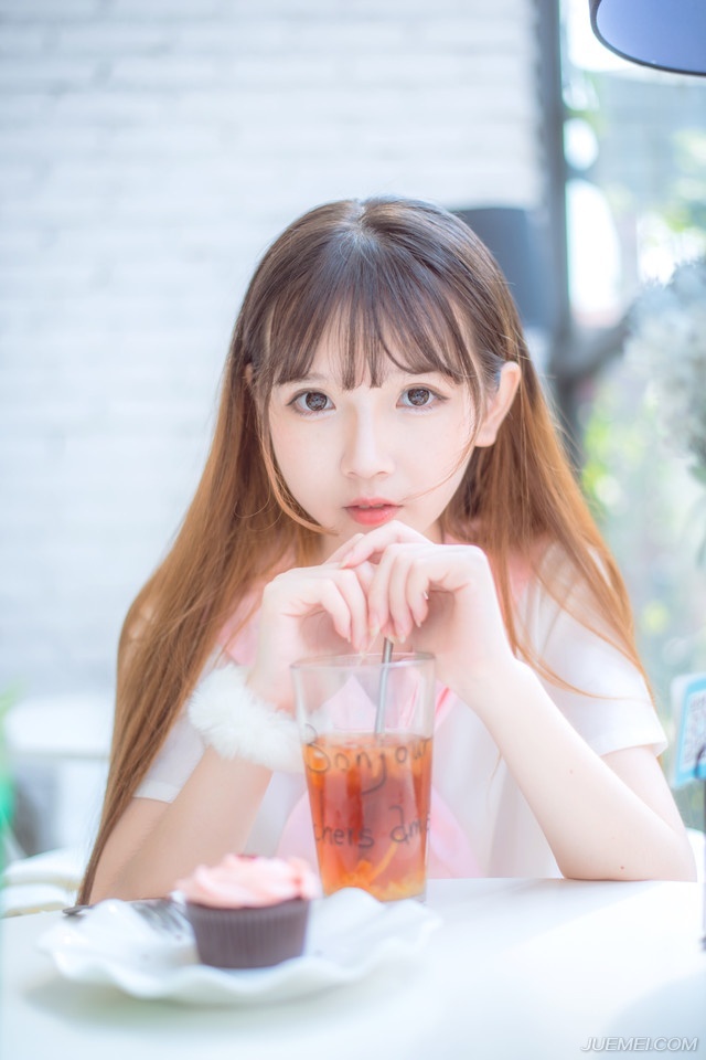 面对庞统如今可说是毫不留情的打脸，刘璝也只是闷哼一声，不再说话，庞统不禁在心中暗暗摇头，怂货，难怪会被作为后辈的张任爬到头上。